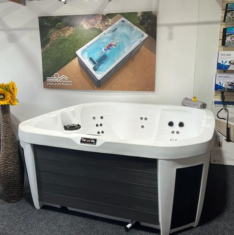 Off-Display (Botley) Happy 25 Lounge - 5 Person Plug & Play Hot Tub