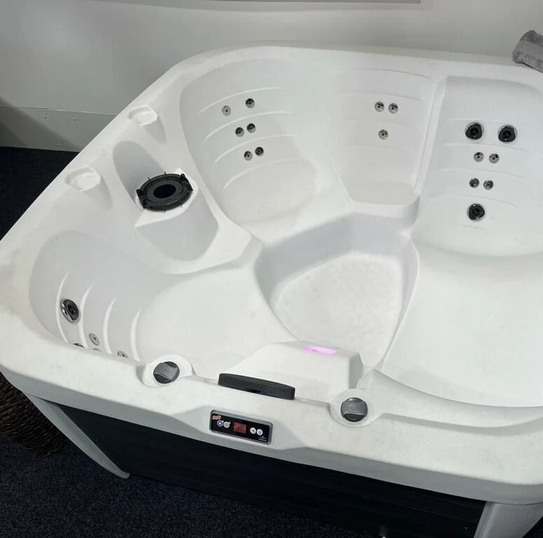 Off-Display (Botley) Happy 25 Lounge - 5 Person Plug & Play Hot Tub 4 Off-Display (Botley) Happy 25 Lounge - 5 Person Plug & Play Hot Tub - Image 2