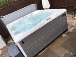 Hot Spring Flash - 7 Person Hot Tub 16 Hot Spring Flash - 7 Person Hot Tub -Bathtub Spa Store flash 1