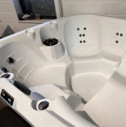 Off-Display (Redditch) Happy 25 Lounge - 5 Person Plug & Play Hot Tub -Bathtub Spa Store redditch happy 2